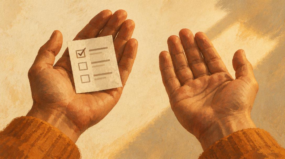 Dos manos abiertas, una sosteniendo una pequeña papeleta de voto y la otra vacía con la palma hacia arriba, bajo una luz cálida